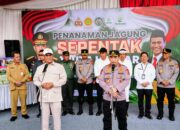 Gerakan 1 Juta Hektare Jagung: Sinergi Polri dan Kementrian Pertanian Wujudkan Swasembada Pangan 2025  Subang.Dalam upaya mendukung program swasembada pangan nasional yang dicanangkan Presiden Republik Indonesia, Kapolri bersama Menteri Pertanian melaksanakan kunjungan kerja sekaligus meluncurkan kegiatan penanaman jagung serentak  1 juta hektare. Acara ini berlangsung di Desa Karang Mukti, Kecamatan Cipendeuy, Kabupaten Subang, Jawa Barat, dari pukul 09.00 hingga 11.30 WIB.  Turut hadir dalam kegiatan tersebut sejumlah pejabat tinggi, di antaranya Irwasum Polri, Kadiv Humas Polri, Kadiv TIK Polri beserta jajaran, Sekjen dan Irjen Kementerian Pertanian, Kapolda Jawa Barat, Pj Gubernur Jawa Barat, Bupati Subang, Bupati Purwakarta, kepala dinas terkait beserta forkopimda daerah Jawa Barat.  Acara ini dimulai dengan paparan oleh Ketua Gugus Tugas Ketahanan Pangan, Komjen Pol Prof. Dr. Dedy Prasetyo, yang menekankan pentingnya sinergi lintas sektor dalam mencapai target swasembada jagung. Dilanjutkan dengan dialog interaktif yang melibatkan Kapolri, Menteri Pertanian, dan para Kapolda di berbagai wilayah untuk memantau kesiapan masing-masing daerah.  Puncak acara ditandai dengan peresmian program penanaman jagung 1 juta hektare oleh Menteri Pertanian, Kapolri, Itwasum Polri, Pj Gubernur Jawa Barat, dan perwakilan kementerian lainnya. Kegiatan ini juga diramaikan dengan penyerahan bantuan kepada petani berupa 6 unit hand traktor, 5 alat penanaman jagung, serta 200 paket sembako.  Pada lahan seluas 13 hektare, bibit jagung unggulan jenis hybrida (Asia Gold) mulai ditanam secara simbolis. Inisiatif ini diharapkan mampu menghasilkan panen berkualitas tinggi dan menjadi langkah konkret dalam memenuhi kebutuhan pangan nasional.  Menteri Pertanian Dr. Ir. H. Andi Amran Sulaiman, M.P. menyampaikan apresiasi kepada Kepolisian Republik Indonesia atas dukungannya dalam program swasembada pangan. Ia menegaskan bahwa Indonesia menghadapi tantangan besar di tengah krisis pangan global, dengan fokus pada produksi jagung, pangan bergizi, biofuel, dan hilirisasi.  “Target 1 juta hektare ini menjadi langkah signifikan menuju swasembada. Dengan produktivitas minimal 7 ton per hektare, Indonesia dapat menghasilkan tambahan 5 juta ton jagung untuk mencukupi kebutuhan domestik dan ekspor. Kreativitas Polri dalam mengembangkan benih unggul juga akan kami dukung sepenuhnya,” ujar Menteri Pertanian.  Kapolri Jenderal Polisi Drs.Listyo Sigit Prabowo, M.Si. dalam sambutannya menegaskan komitmen Polri dalam menjalankan arahan Presiden untuk mendukung ketahanan pangan nasional. Ia memaparkan bahwa target 1 juta hektare lahan jagung diharapkan tercapai tahun ini dengan produktivitas yang maksimal.  “Kami sangat mengapresiasi kerja keras jajaran Polri dan masyarakat. Inovasi yang lahir di Jawa Timur, dengan benih unggul yang mampu menghasilkan hingga 20 ton per hektare, menjadi langkah nyata dalam mendukung swasembada,” ungkap Kapolri.