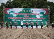 Kapolri dan Gubernur Yogyakarta Sri Sultan Hamengku Buwono X Menanam Jagung Bersama