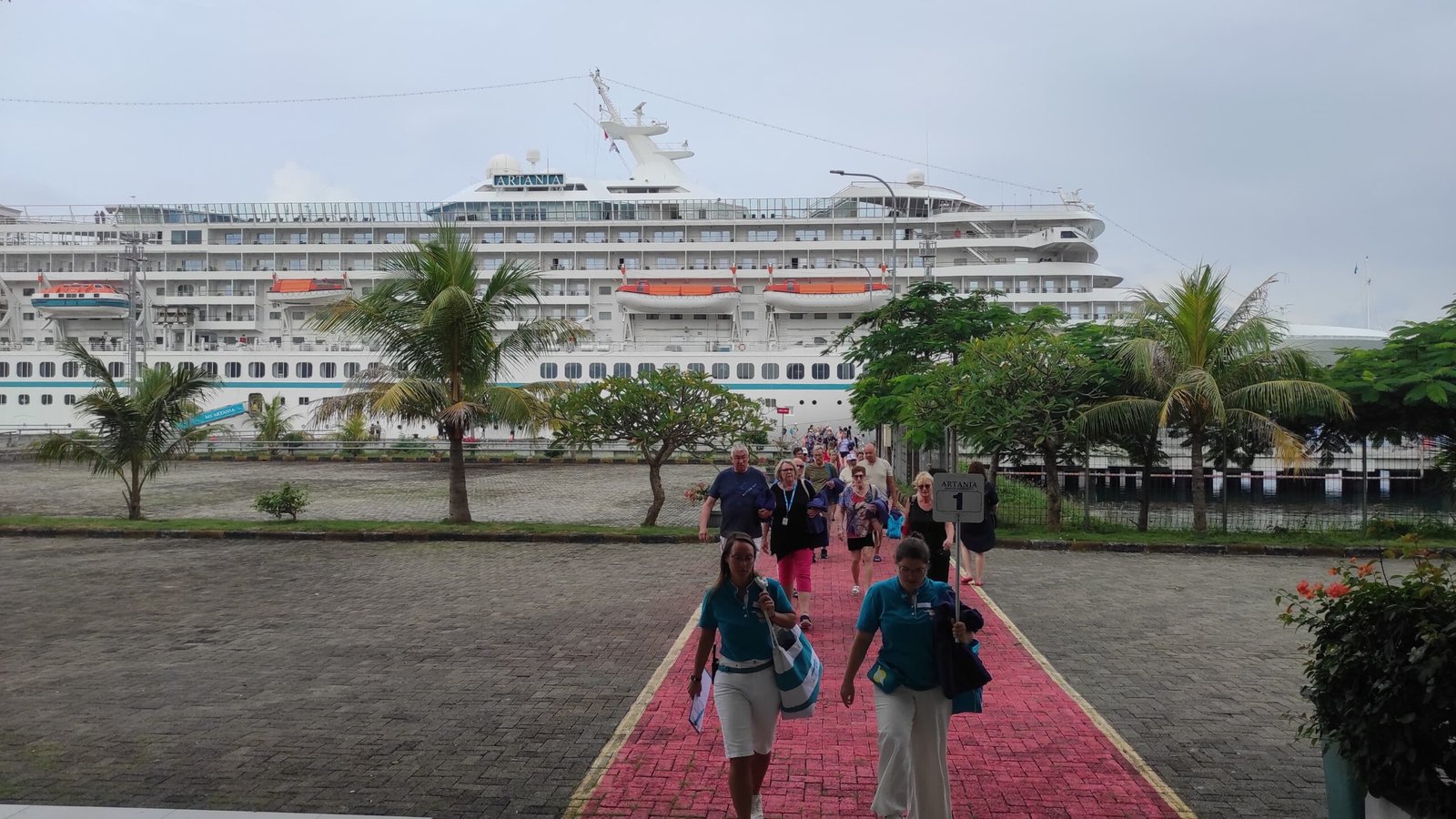 Ratusan Wisatawan Mancanegara Jelajahi Lombok, Kapal Pesiar MV Artania Sandar Mulus di Pelabu