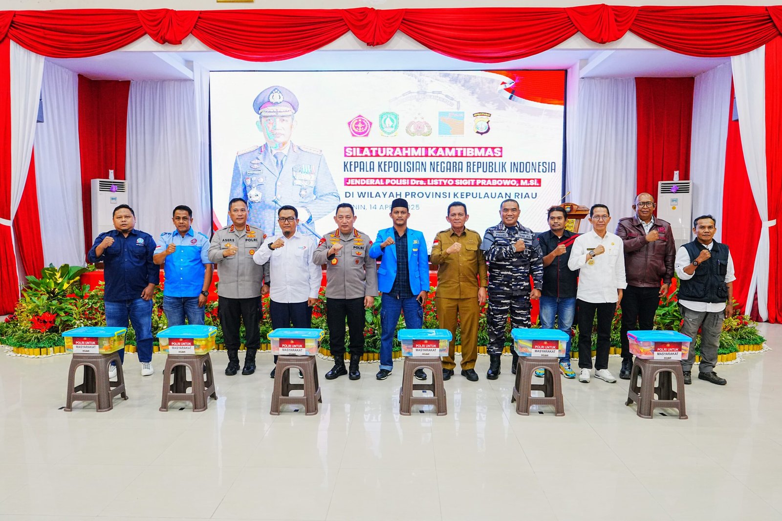 Kapolri Jenderal Listyo Sigit Prabowo memberikan pengarahan pada kegiatan 'Silaturahmi Kamtibmas' di Polda Kepri