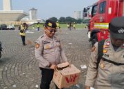 Personel Polri Sigap Bersih-bersih Kawasan Monas Usai May Day Fiesta