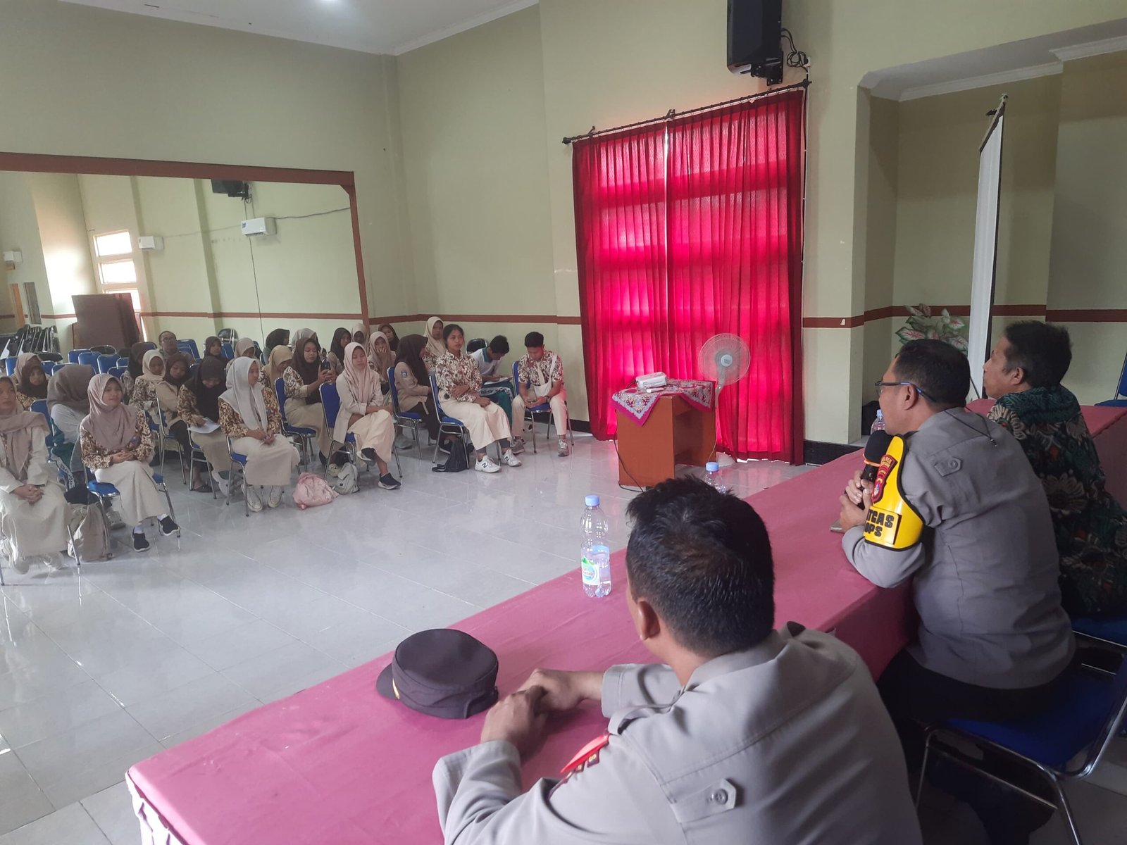 Polres Lombok Barat Gelar Penyuluhan Anti Narkoba dan Pernikahan Dini di SMA Gerung