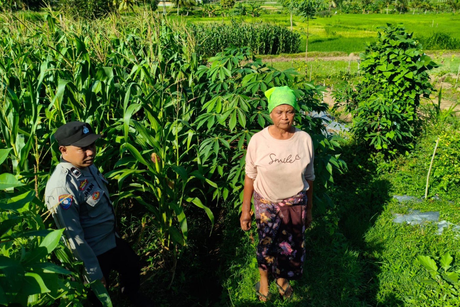 Polsek Lembar Dampingi Warga Mareje Timur Atur Tanam Jagung