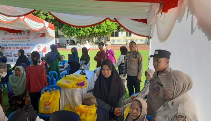 Mapolda NTB Ramai, Polsek labuapi Dampingi Warga Labuapi Ikuti Bakti Kesehatan Polri