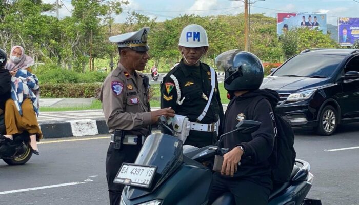 Edukasi dan Teguran Persuasif Warnai Operasi Patuh di Timur Bundaran GMS, Lombok Barat