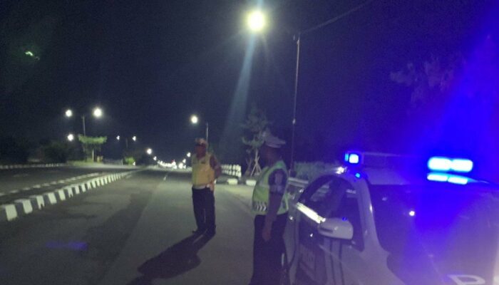 Polisi Gencarkan Edukasi Tertib Lalu Lintas di Lombok Barat saat Patroli Malam