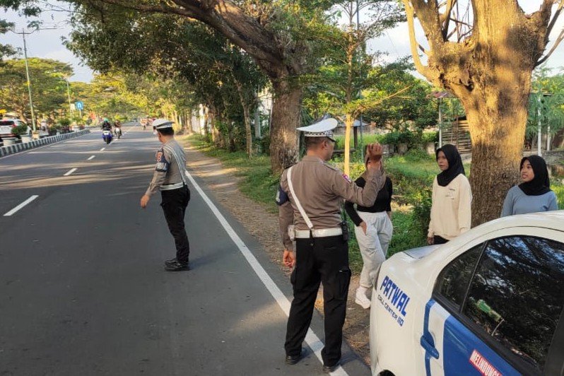Edukasi dan Pencegahan 3C di Jalur Vital BIL oleh Satlantas Lombok Barat