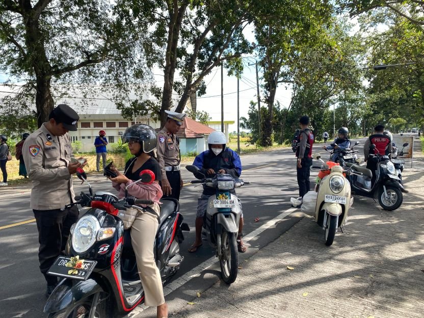 Kamseltibcar Lantas Diperkuat, Polres Lombok Barat Gelar Operasi di Kecamatan Gerung