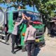 Polsek Pelabuhan Lembar Bagikan Bendera Merah Putih kepada Sopir Truk Sambut HUT RI ke-80
