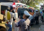 Tugu Tank Gerung Jadi Titik Patriotisme: Polantas Bagikan Bendera Merah Putih