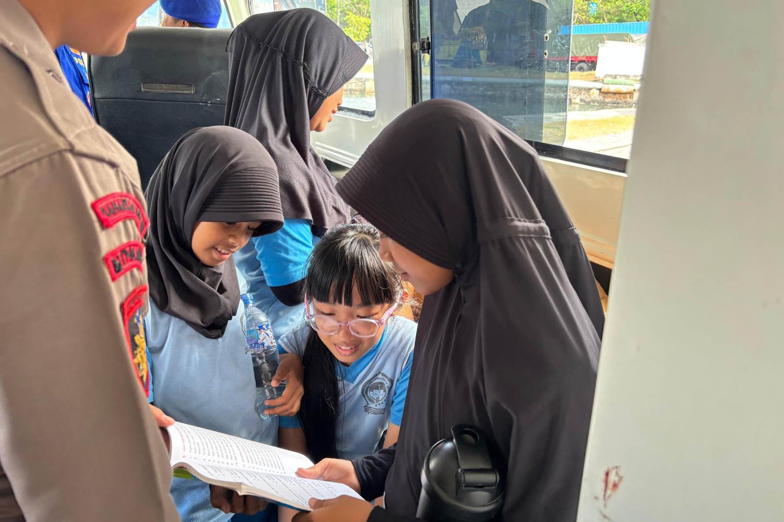 Kapal Patroli Polairud Jadi Klinik & Perpustakaan Terapung di Lembar