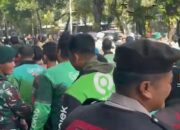 Ratusan Pengemudi Ojol Gelar Aksi Damai Tebar Mawar di Kawasan Monas