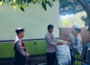 Hadir untuk Warga, Polsek Sekotong Bagikan Bantuan Nutrisi di Dusun Bertong Barat