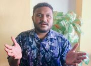 Dukung Penegakan Hukum, Tokoh Pemuda Tanah Tabi Apresiasi Satgas Ops Damai Cartenz  Jayapura — Tokoh Pemuda Tanah Tabi, Suriel Carlos A. Taurui, menyatakan dukungan penuh terhadap Satgas Operasi Damai Cartenz yang terus berupaya menjaga stabilitas keamanan di Tanah Papua. (Kamis/16/10/2025).  Carlos Taurui menegaskan, keberadaan Satgas Damai Cartenz telah memberikan rasa aman bagi masyarakat di tanah papua melalui berbagai langkah nyata di lapangan.   Ia juga mendukung penegakan hukum terhadap kelompok kriminal bersenjata (KKB) yang kerap mengganggu ketertiban dan keamanan warga masyakarat di Papua.  “Kami memberikan apresiasi atas kerja nyata, keberhasilan, dan komitmen Satgas Ops Damai Cartenz dalam menjaga Papua tetap aman, damai, dan tenteram,” ujar Carlos.  Ia berharap seluruh elemen masyarakat dapat bersatu menjaga kedamaian dan tidak mudah terprovokasi oleh isu-isu yang dapat memecah belah persatuan di Bumi Cenderawasih.  “Papua damai adalah harapan kita semua,” tegasnya.