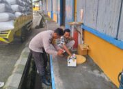 Bhabinkamtibmas Labuapi Amankan Penyerapan Jagung 1 Ton